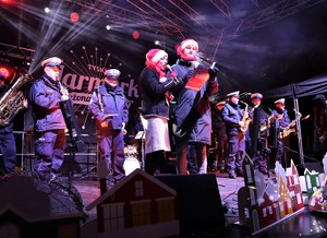 Zdjęcie policyjnych muzyków na scenie