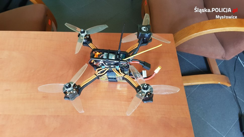 dron na biurku