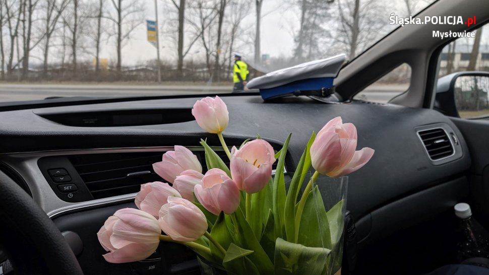 tulipany w policyjnym radiowozie
