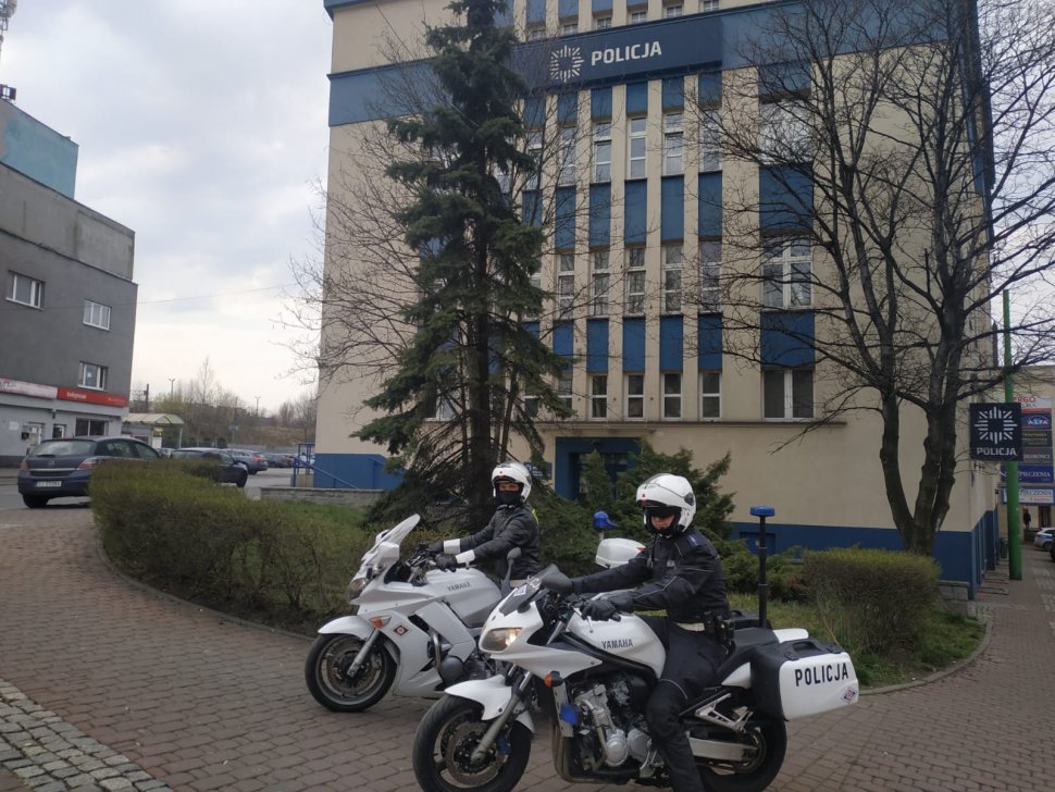 policjanci na motocyklach przed KMP Mysłowice