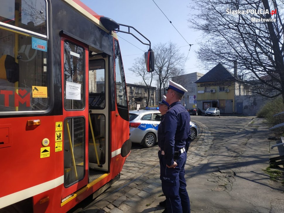policjanci ruchu drogowego kontrolują tramwaj