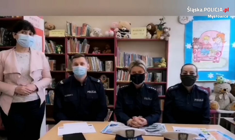 Pracownik biblioteki, policjant i dwie policjantki podczas nagrania spotu profilaktycznego dla dzieci szkół podstawowych