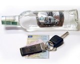 butelka wódki, kluczyki i dowód rejestracyjny
