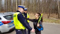 policjanci wręczyli tulipana kobiecie
