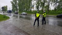 policjanci tarczą do zatrzymywania pojazdów dają znak do zatrzymania