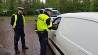 policjanci sprawdzają dokumenty kontrolowanego pojazdu