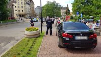 policjanci zabezpieczają wizytę Prezydenta RP w Urzędzie Miasta