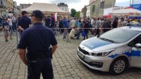 policjanci dbają o bezpieczeństwo podczas spotkania z Prezydentem RP na Rynku