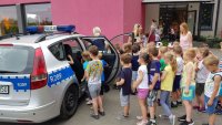 dzieci przy policyjnym radiowozie