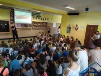 st. asp. Dariusz Opatrzyk podczas prelekcji dla dzieci z SP3