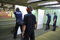 policjanci w trakcie konkurencji strzelania