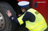 policjant sprawdza stan techniczny autokaru