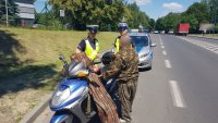 policjanci rozmawiają z kierowcą motoroweru