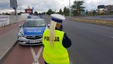 policjantka mierzy prędkość miernikiem TruCam
