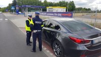policjanci pokazują zarejestrowany pomiar prędkości kierującemu
