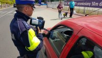 policjant pokazuje zarejestrowany pomiar prędkości kierowcy