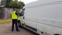 policjant kontroluje pojazd dostawczy