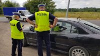policjanci kontrolują kierowcę samochodu osobowego
