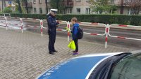 policjantka podczas akcji bezpieczna droga do szkoły