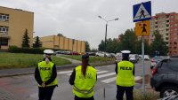 policjanci i strażnicy miejscy podczas akcji bezpieczna droga do szkoly