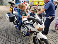 przedszkolaki na policyjnym motocyklu