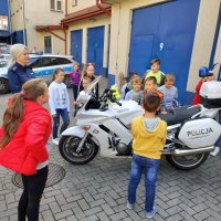 dzieci oglądają policyjny motocykl