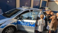 dzieci w policyjnym radiowozie