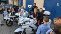 dzieci na policyjnych motocyklach