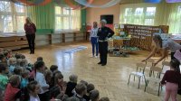 policjantka podczas prelekcji dla przedszkolaków