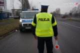 policjant ruchu drogowego z tarczą do zatrzymywania pojazdów
