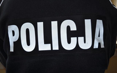 napis POLICJA na bluzie służbowej