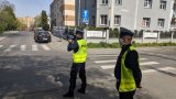 policjanci ruchu drogowego kontrolują prędkość kierowców na ul. Szopena