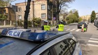 policjanci ruchu drogowego kontrolują prędkość kierowców na ul. Szopena