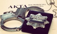 policyjna odznaka, kajdanki i akta