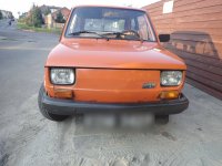 pojazd marki Fiat 126p koloru pomarańczowego