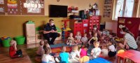 policjant w trakcie prelekcji z przedszkolakami