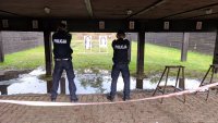 dwóch policjantów podczas treningu strzeleckiego