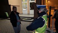 policjantka wręcza odblask kobiecie