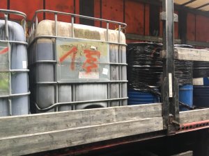 niewłaściwie zabezpieczony ładunek na naczepie pojazdu ciężarowego w postaci odpadów w pojemnikach typu mauser