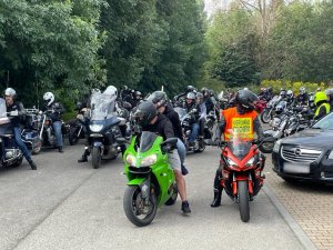 uczestnicy zlotu na motocyklach
