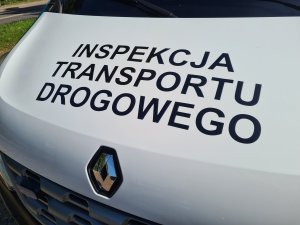 napis Inspekcja Transportu Drogowego na masce samochodu