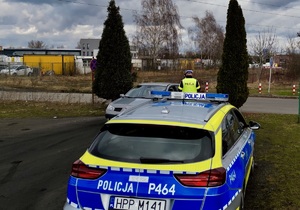 zdjęcie przedstawia policjanta w trakcie kontroli drogowej