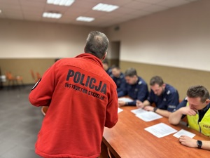 zdjęcie przedstawia policjantów w trakcie szkolenia z użycia paralizatora