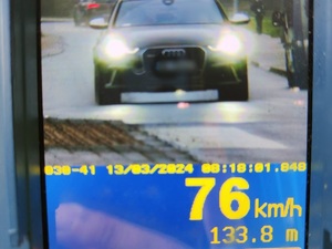 zdjęcie przedstawia ekran miernika prędkości na którym widać samochód  i prędkość 74 kilometry na godzinę