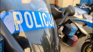 zdjęcie przedstawia napis policja widniejący na owiewce motocykla